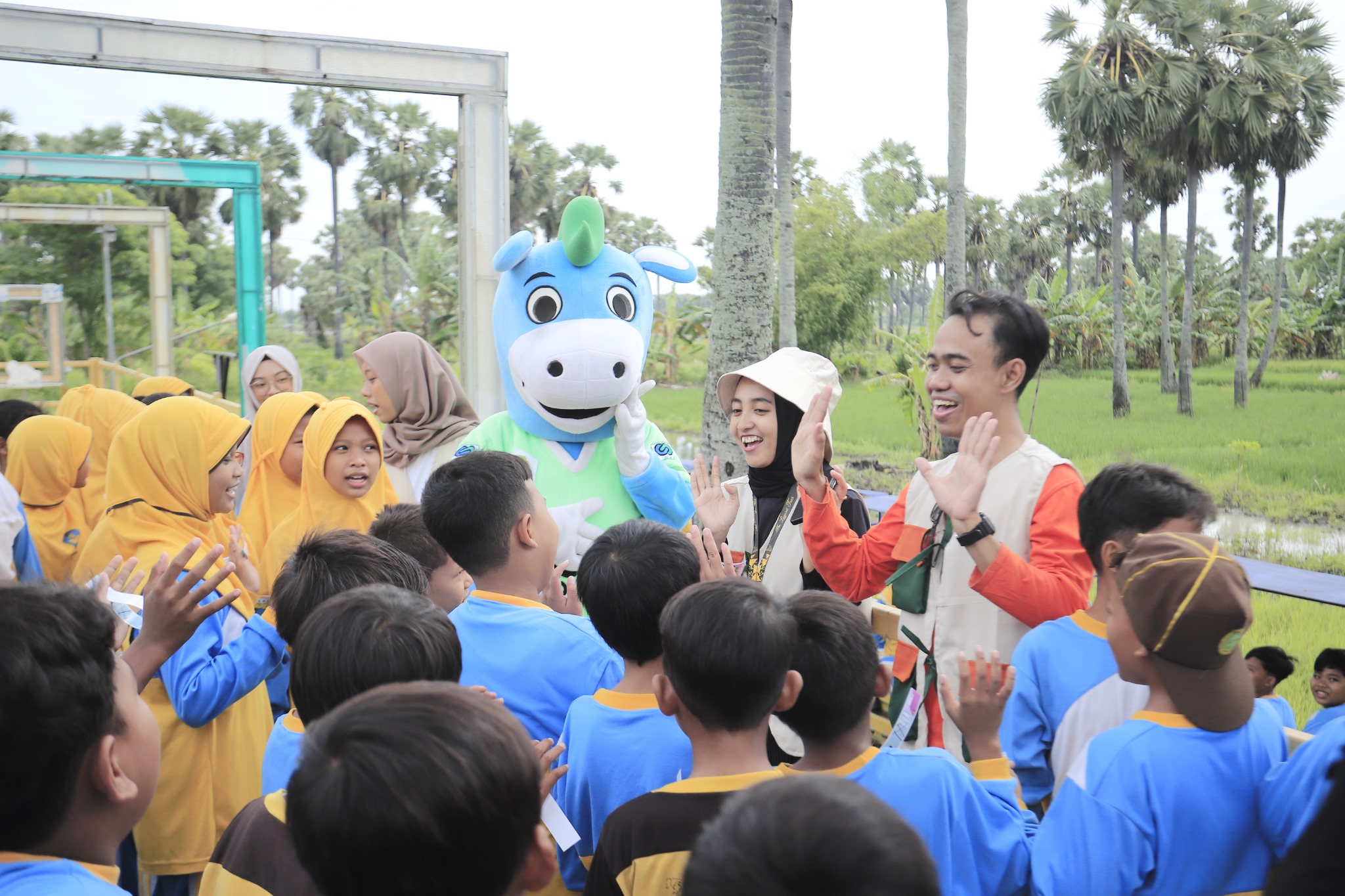 Legend Tren educational outdoor activity with children and mascot
